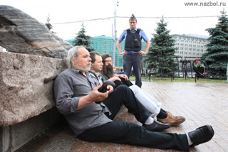 Акция в форме 'сидячей забастовки' началась в Москве у Соловецкого камня 15 июля
