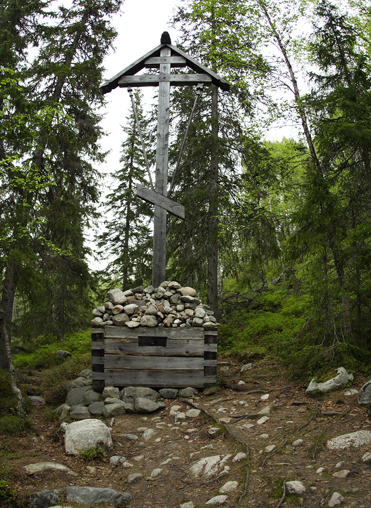 Поклонный крест у подножья горы Секирная. Фото М.Макеевой.