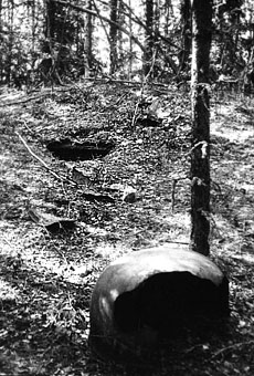 Разрушенная лагерная землянка. Фото. Юрия Серов. 1989.